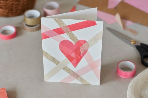 Créer une carte à motifs géométriques en masking tape pour la Saint-Valentin