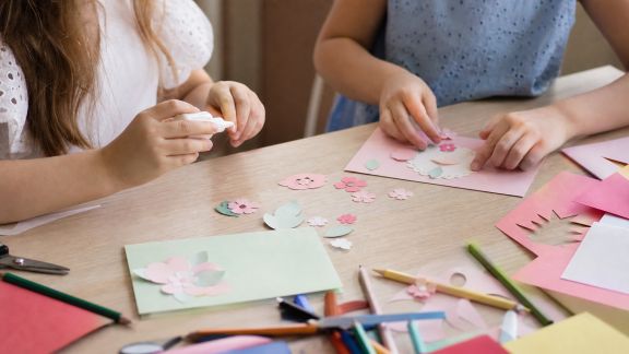 Idées de cartes DIY à faire avec les enfants pour une fête pleine de tendresse
