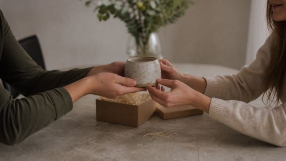 Cadeaux originaux pour les couples qui ont déjà tout : comment se renouveler chaque année