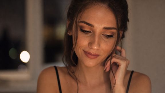 Comment adapter son maquillage selon l’éclairage du dîner romantique
