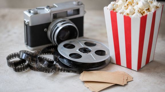 Idées cadeaux pour les amateurs de cinéma : du film culte à la sortie inoubliable
