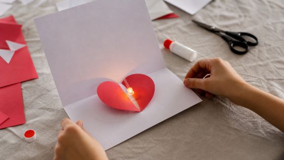 Comment réaliser une carte Saint-Valentin lumineuse avec LED facilement