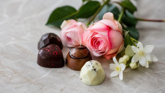 Fleurs parfumées et chocolats aromatisés : comment marier les saveurs pour étonner