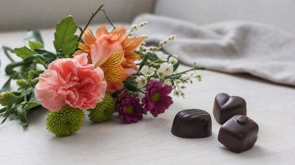Fleurs et chocolats pour petits budgets : astuces pour un geste attentionné et économique