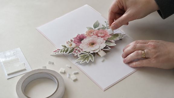 DIY : réaliser une carte en relief grâce à la mousse 3D et adhésifs double-face