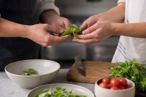 Dîner à quatre mains : recettes pour cuisiner ensemble du début à la fin