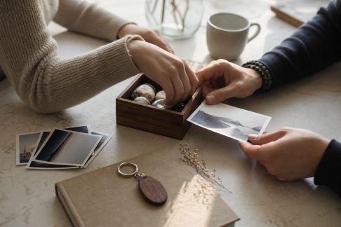 5 manières d’intégrer les souvenirs de couple dans un cadeau personnalisé