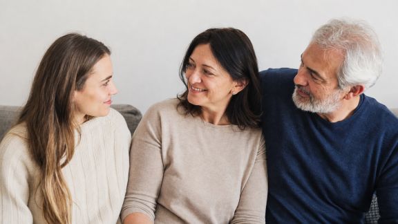 Amitié ou passion ? L’évolution des relations plurielles dans la culture