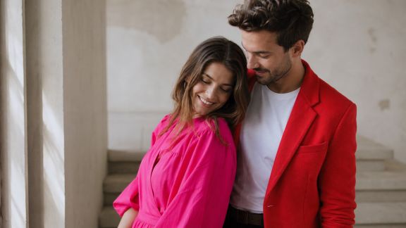 Oser la couleur : miser sur des tenues éclatantes pour surprendre le 14 février