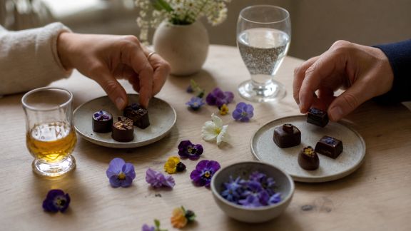 Dégustation à deux : organiser un atelier accords fleurs, chocolats et boissons