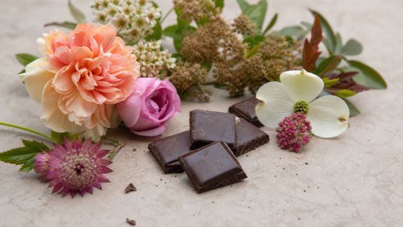 Le pouvoir des couleurs : associer teintes florales et chocolats pour renforcer le message