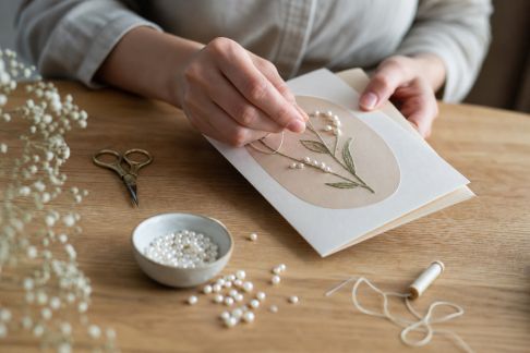 DIY : réaliser une carte brodée de perles pour une touche précieuse