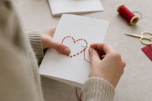 Créer des cartes Saint-Valentin en broderie sur papier pas à pas