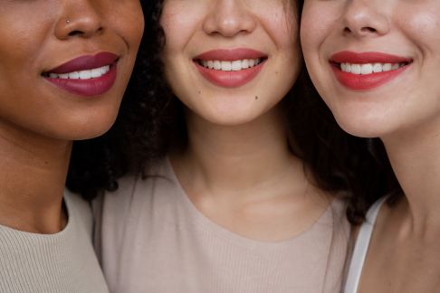 Comment choisir un rouge à lèvres qui sublime tous les sourires