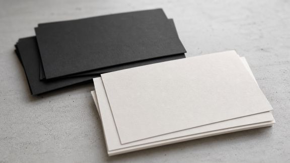 Inspirations de cartes minimalistes en noir et blanc pour un effet chic et moderne