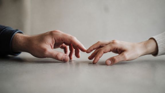 L’amour contre vents et marées : couples légendaires séparés par la distance