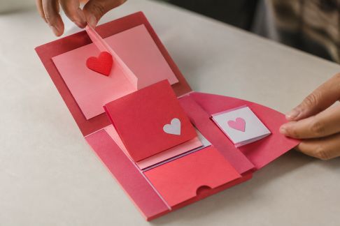 Réaliser une carte surprise à messages multiples pour la Saint-Valentin