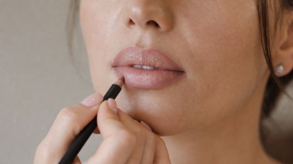 Maquillage des lèvres : astuces pour une bouche impeccable toute la soirée