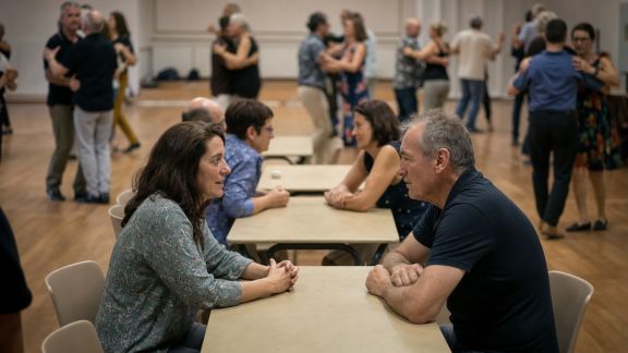 Du bal populaire aux speed datings : histoire des rencontres amoureuses publiques