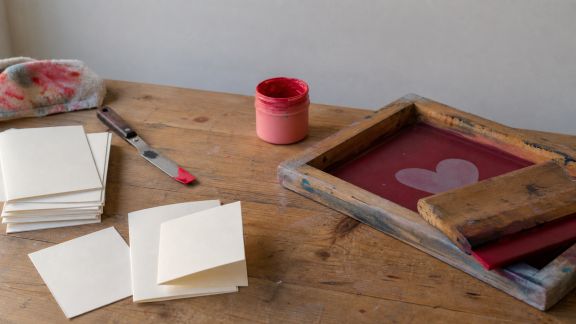 Initiation à la sérigraphie maison pour sublimer vos cartes de Saint-Valentin