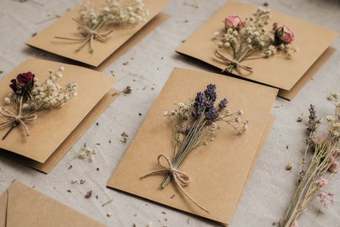 Créer des cartes DIY parfumées aux fleurs séchées pour une Saint-Valentin naturelle
