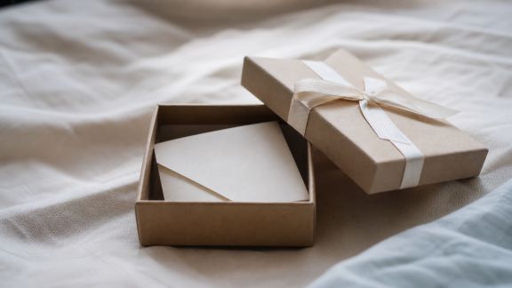 Cadeaux à message secret : comment glisser vos mots doux dans un présent unique