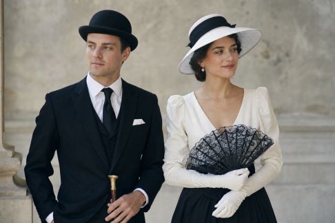 Quand la mode célèbre les amoureux : costumes et accessoires mythiques