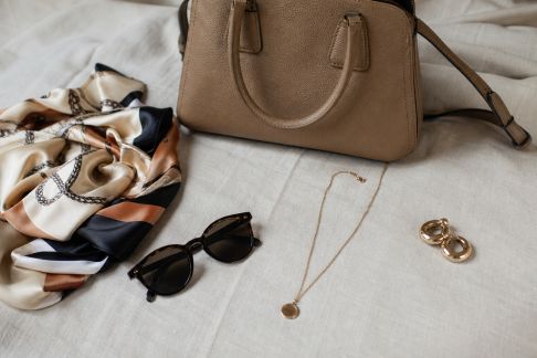 Les accessoires à petits prix qui transforment une tenue simple en look chic