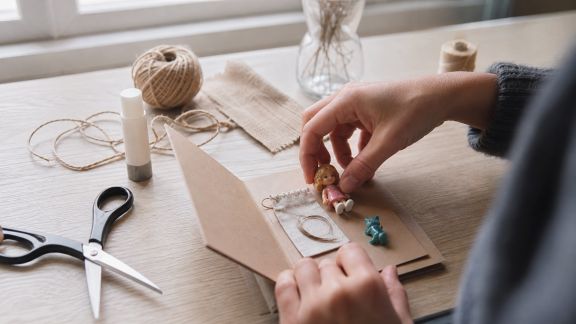 Idées originales pour intégrer des petits souvenirs d’enfance dans une carte DIY