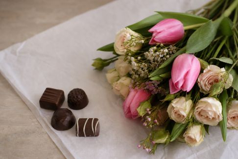 Comment emballer ensemble fleurs fraîches et chocolats sans les abîmer ?