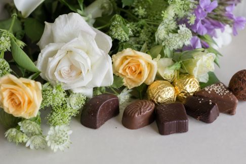 Comment choisir les fleurs en fonction du type de chocolat offert
